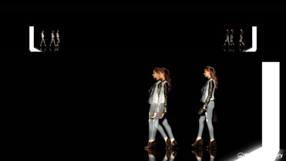 GUESS 3D HOLOGRAPHIC FASHION SHOW RUNAWAY 2014_05264