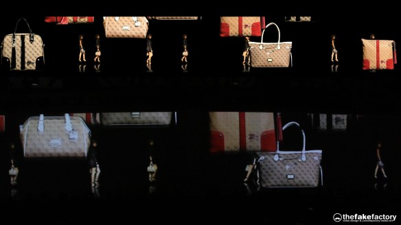 GUESS 3D HOLOGRAPHIC FASHION SHOW RUNAWAY 2014_10759